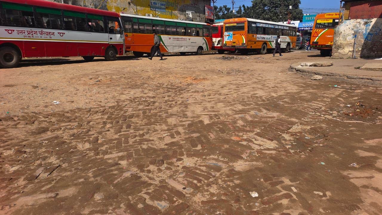 लखीमपुर रोडवेज स्टैंड का उबड़-खाबड़ परिसर। संवाद