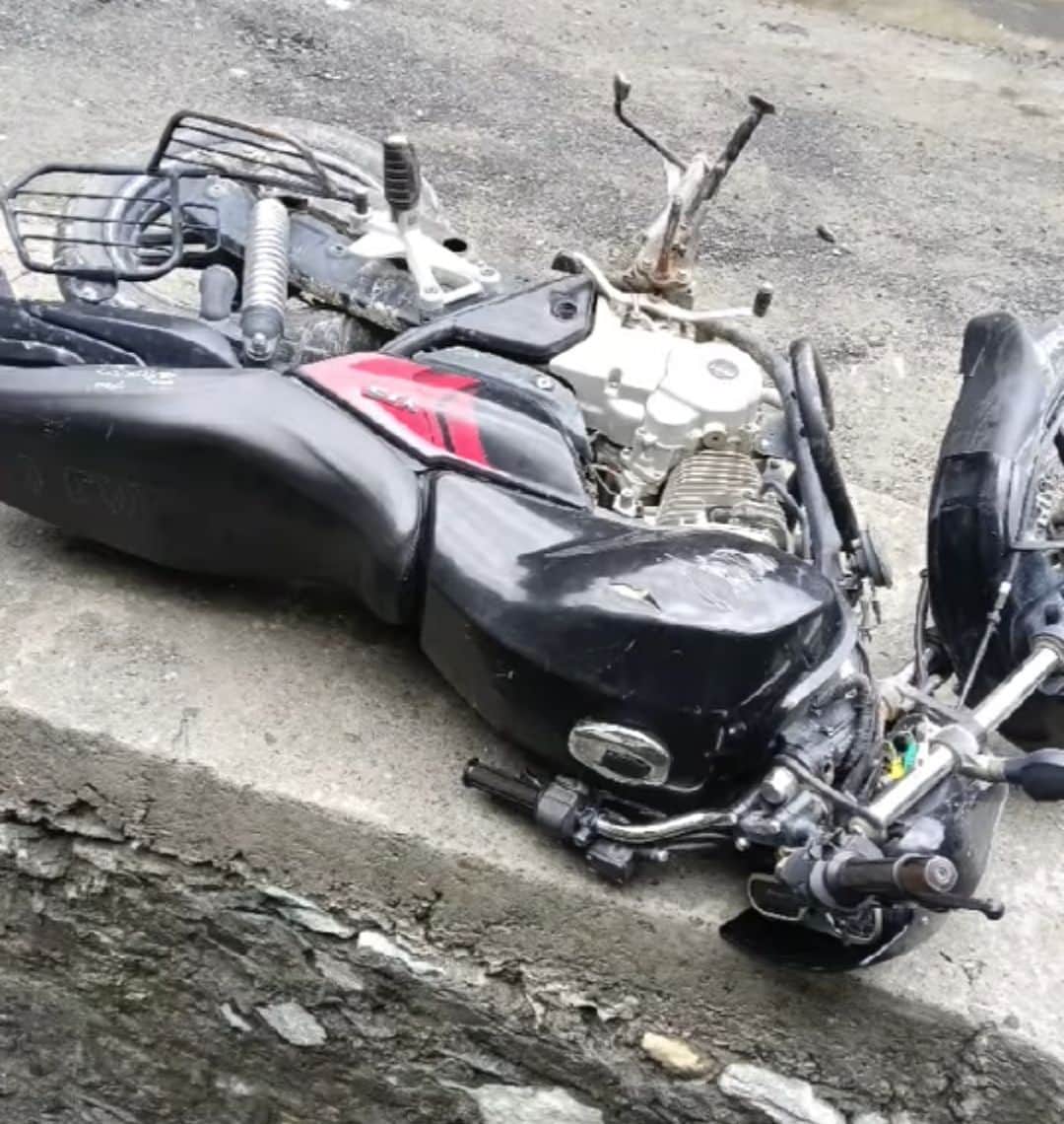 लूणा में शरारती तत्वों ने रात के अंधेरे में खड़ी बाईक को गिराकर पहुंचाया नुक्सान। स्त्रोत जागरू