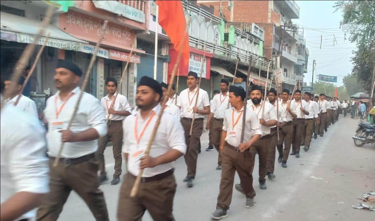 मछलीशहर नगर में पथ संचलन करते स्वयं सेवक। संवाद