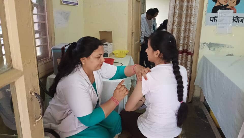 मेडिकल कालेज एवं अस्पताल नाहन में टीकाकरण में भाग लेती किशोरी। संवाद