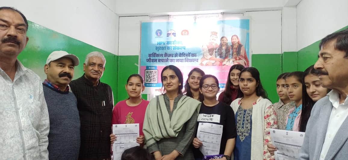 मेडिकल कॉलेज हमीरपुर में एचपीवी टीकाकरण के दौरान उपायुक्त गंधर्वा राठौड़ सहित अन्य अधिकारी। स्र