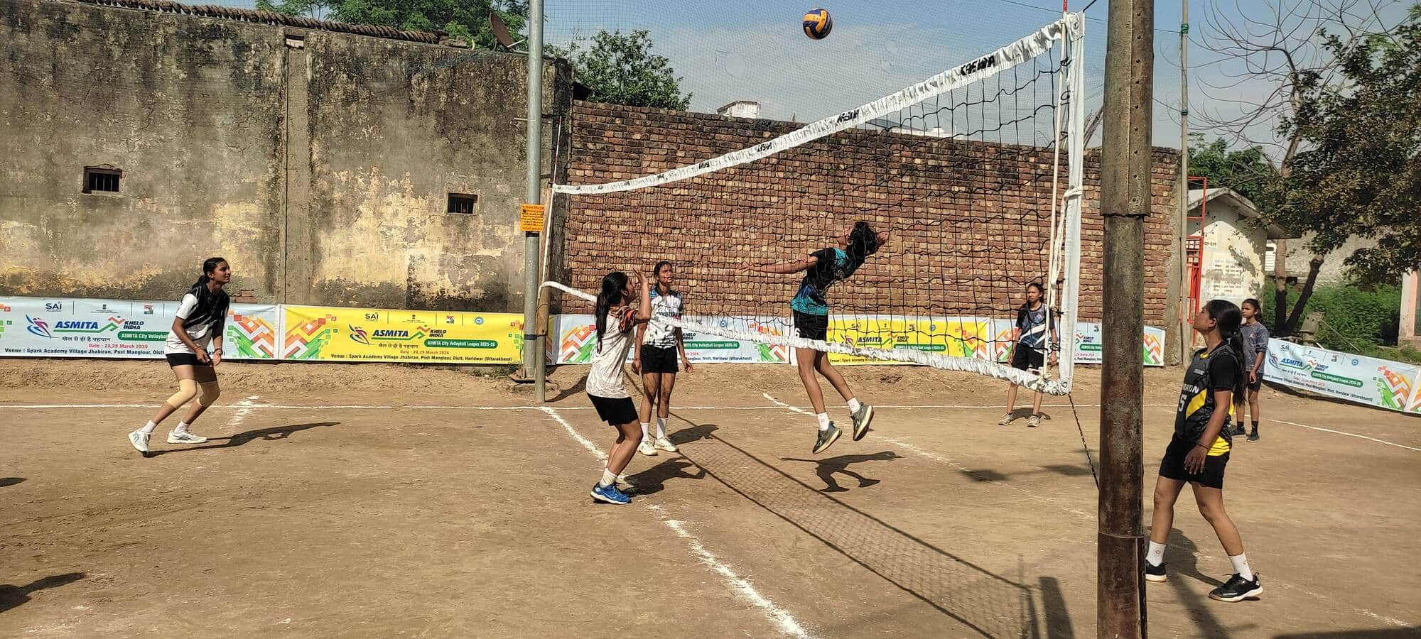मंगलौर के झबीरण गांव में वॉलीबॉल प्रतियोगिता में  स्मैश लगाती खिलाड़ी। संवाद