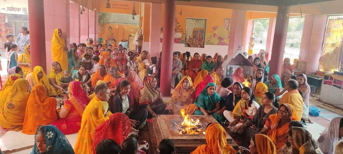 मुंगराबादशाहपुर के स्टेशन रोड पर स्थित मां गायत्री शक्तिपीठ मंदिर में यज्ञ करते हुए श्रद्धालु। 