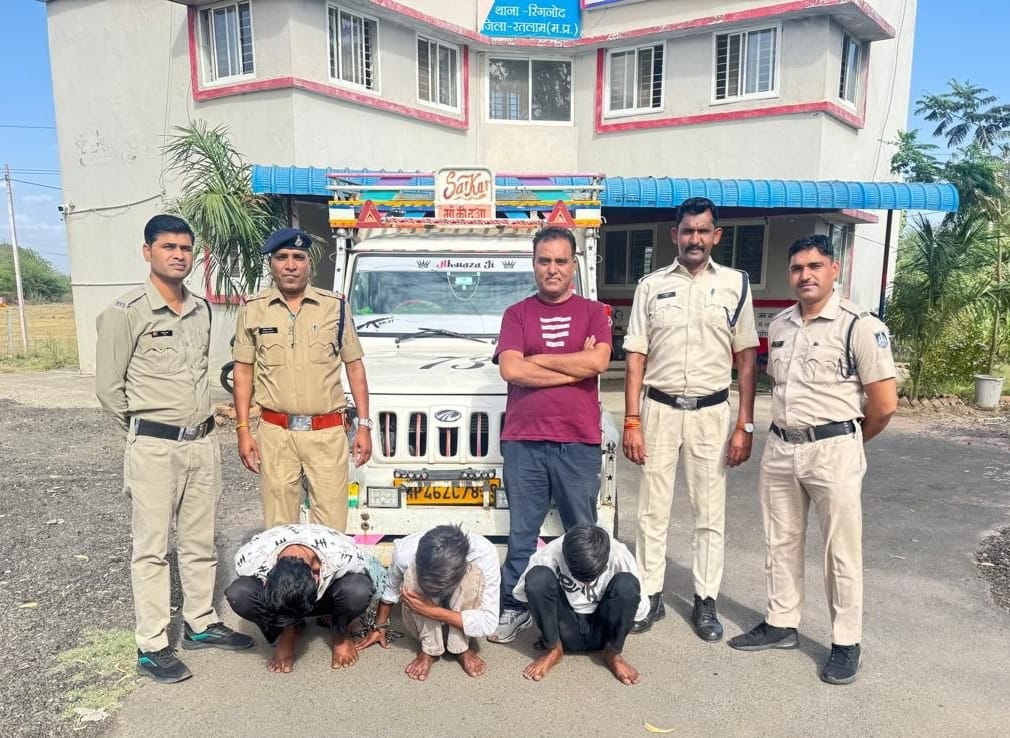 मुंह नीचे करके पुलिस गिरफ्त में आरोपी।