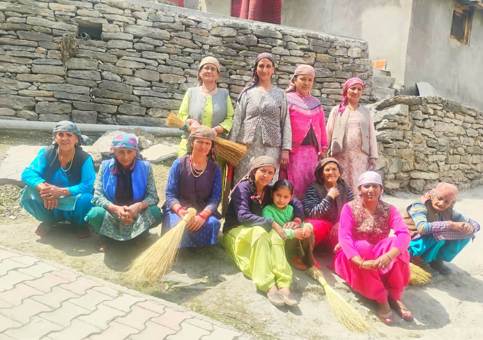 महिला मंडल छलावट ने चलाया सफाई अभियान। संवाद