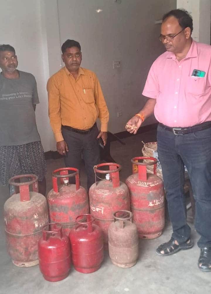 मेंहनगर में पूर्ति विभाग की टीम ने अवैध रूप से गैस रिफिलिंग करते हुए पकड़ा। संवाद