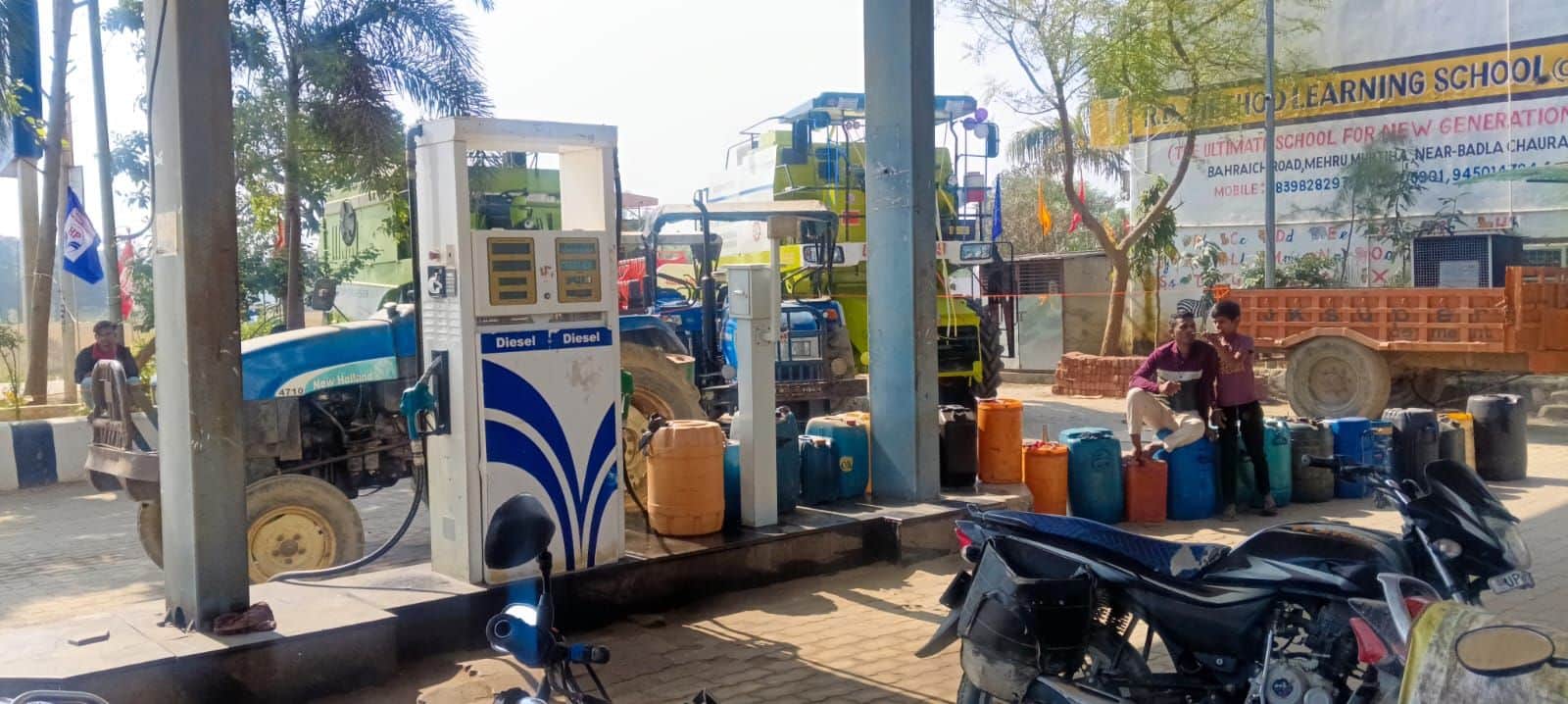 महरू मुर्तिहा स्थित पंप पर तेल आने की उम्मीद में डिब्बा रख इंतजार करते लोग।  -संवाद