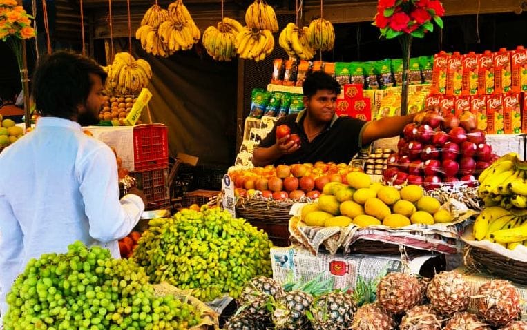 The craze for foreign apples has increased, and even at high prices, people are buying them in large numbers.