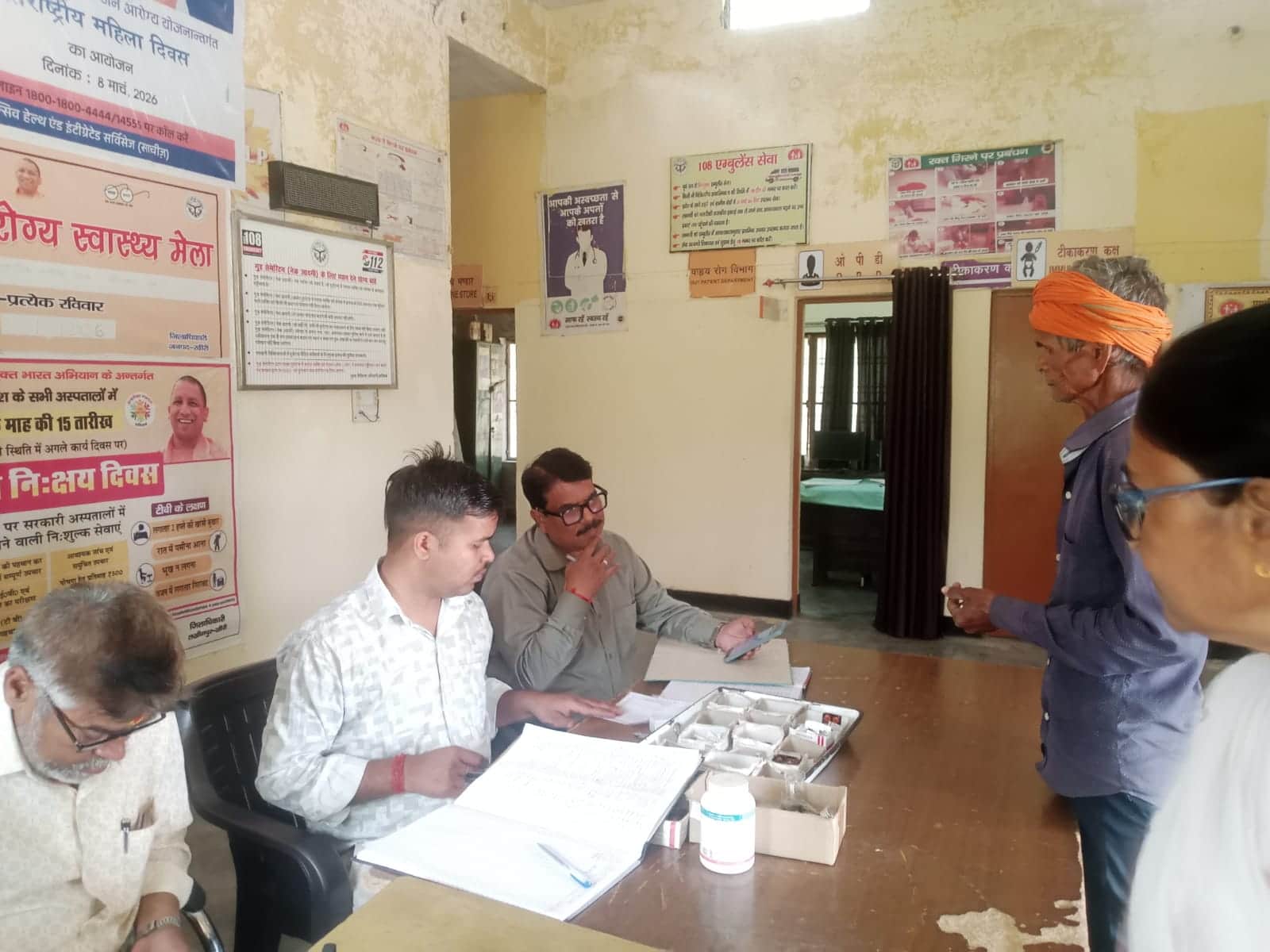 मरीजों की ओपीडी करते फार्मासिस्ट रितेश कुमार मिश्रा। संवाद