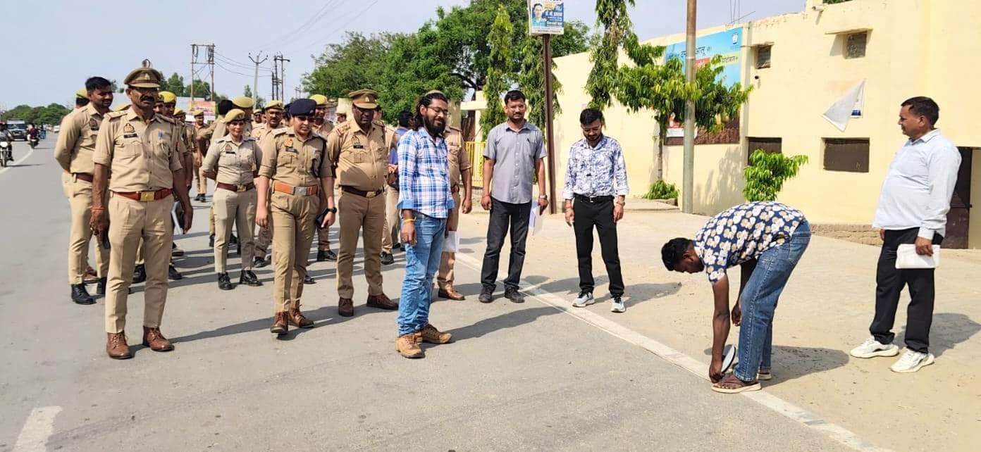 मीरानपुर कटरा में पैमाइश करती राजस्व विभाग की टीम व मौजूद पुलिसकर्मी। संवाद