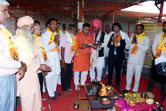 मेरठ रोड के पंचमुखी मंदिर में सनातन शक्ति यात्रा के पहुंचने पर आयोजित हवन में आरती करते श्रद्ध