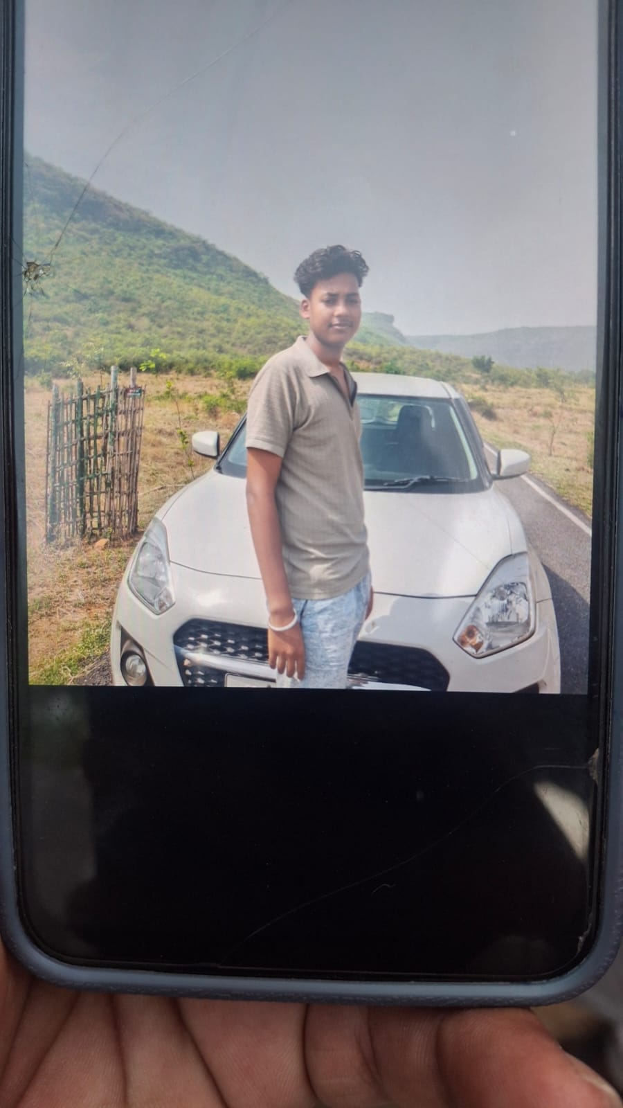 मृतक का फाइल फोटो और शोकाकुल ग्रामीण