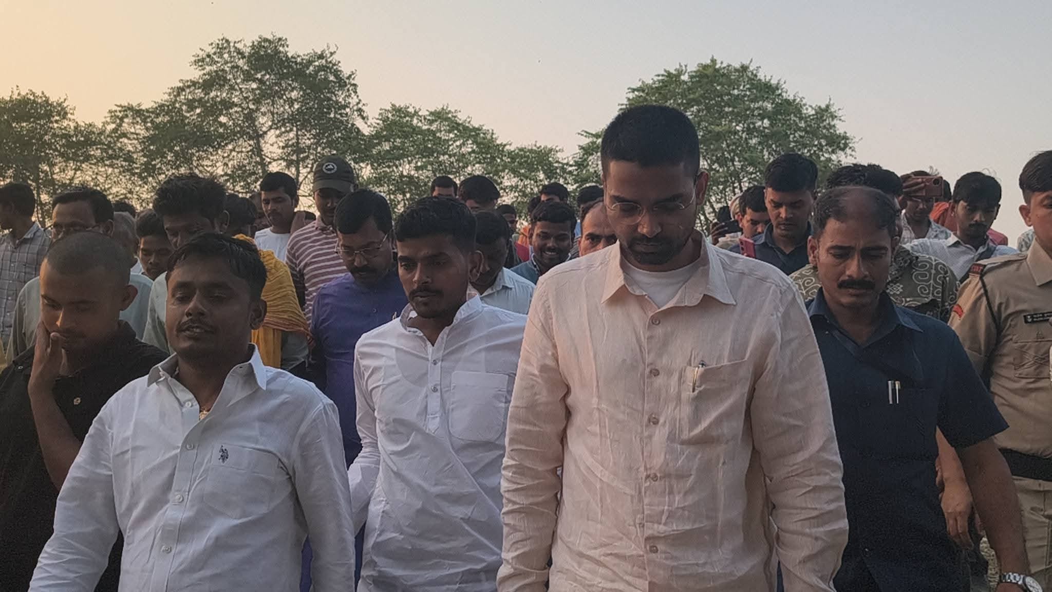 मंत्री दीपक प्रकाश ने पीड़ित परिवार से की मुलाकात।
