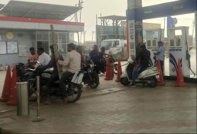 नगर के भरूहना स्थित पेट्रोल टंकी पर पेट्रोल भराते लोग, स्रोत संवाद