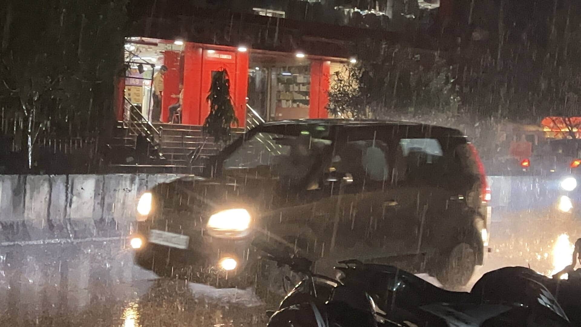 नगर के सहादतपुरा में शुक्रवार की रात झमाझम बारिश के बीच जाते वाहन।संवाद