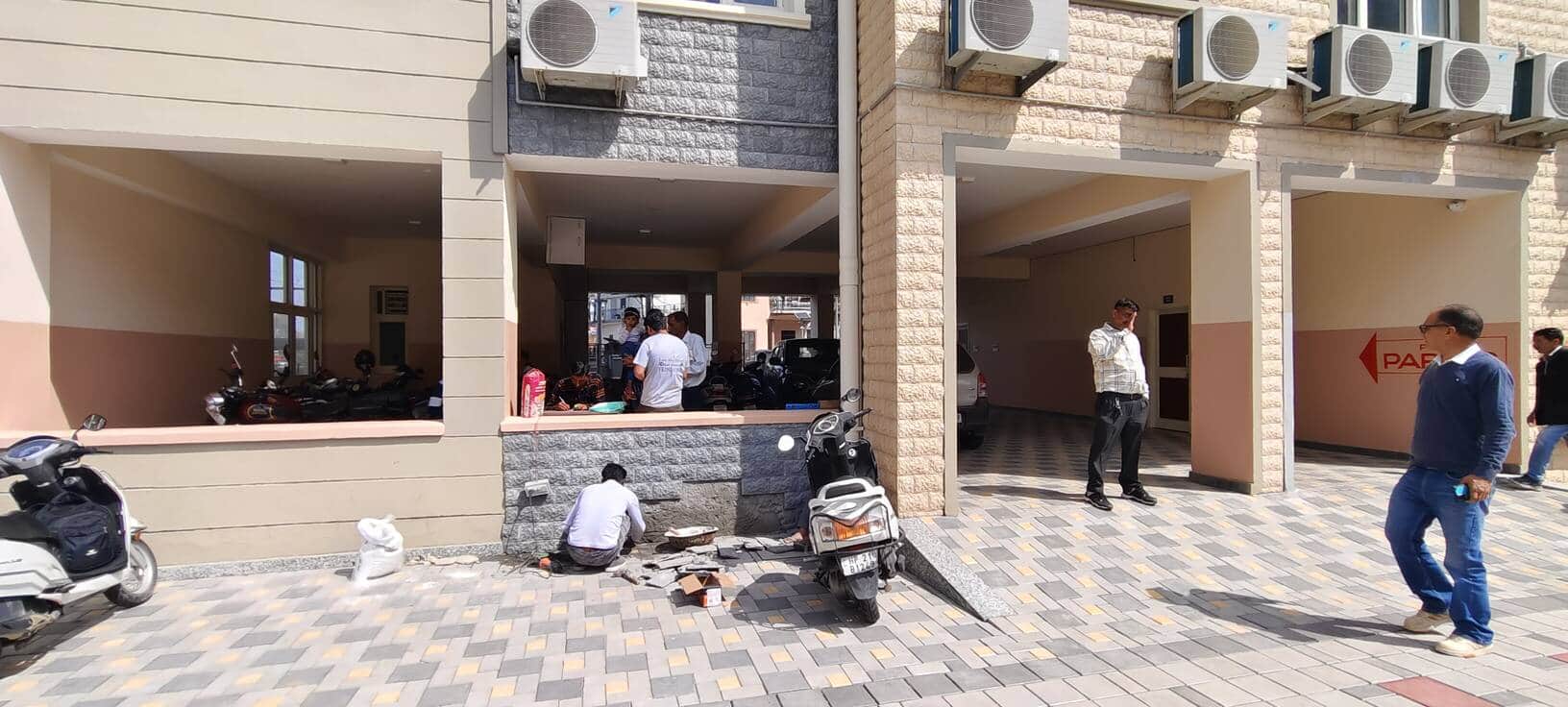 नगर पंचायत बड़सर के तहत मिनी सचिवालय बड़सर के भवन की उखड़ी टाइलों की मरम्मत करते हुए मिस्त्री। 