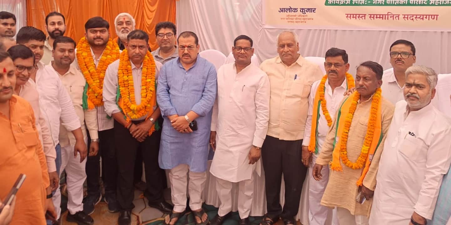 नगर पालिका में शपथ ग्रहण के दौरान उपस्थित सभासद।स्रोत नगर पालिका।