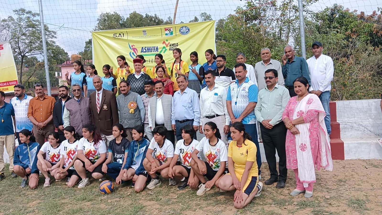 निजी अकादमी भरेड़ी में आयोजित दो दिवसीय वालीबॉल प्रतियोगिता में विजेता रही टीम को सम्मानित करते