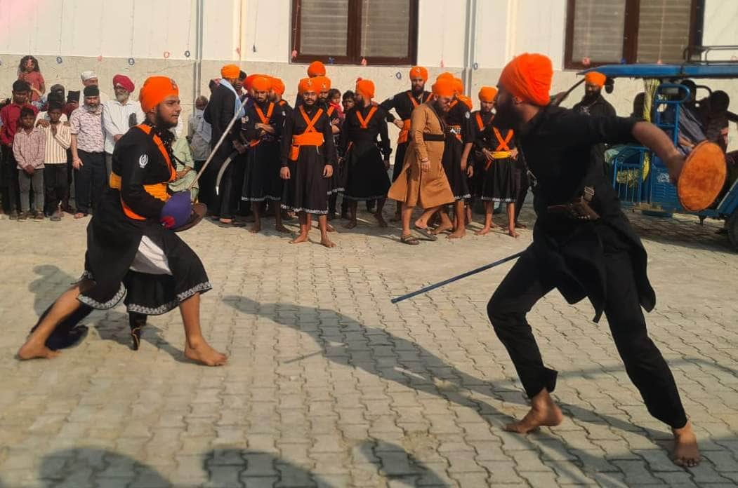 निजामाबाद में गुरुद्वारा चरण पादुका साहिब में सालाना महान गुरमत समागम जोड़ मेले में शस्त्र कला 