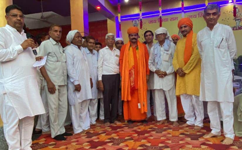 नारनौंद के गांव लोहारी राघो में आयोजित हिंदू सम्मेलन में मौजूद मुख्य अतिथि और अन्य।