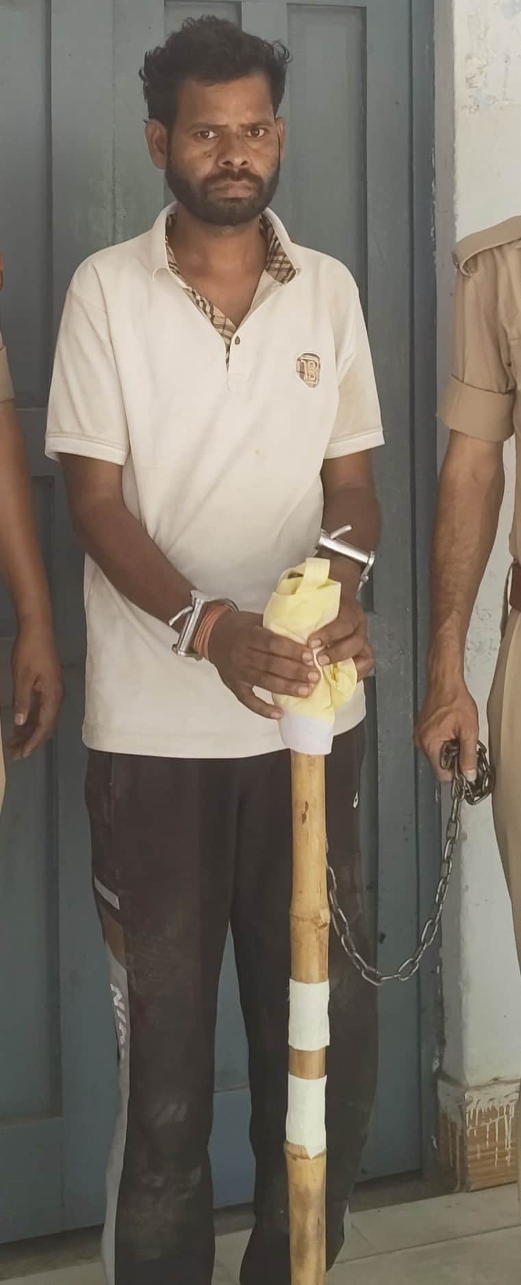 नरौरा पुलिस की गिरफ्त बेटी की हत्या करने वाला आरोपी पिता पुष्पेंद्र। संवाद