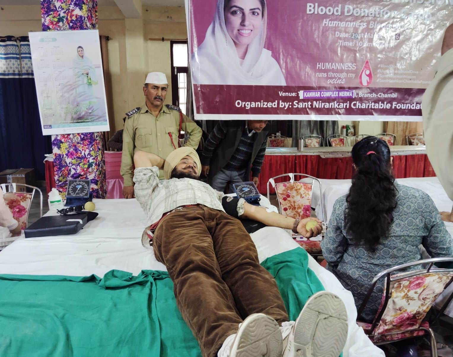 नेरवा में आयोजित शिविर में रक्तदान करते मिशन के सदस्य। स्रोत : जागरूक पाठक