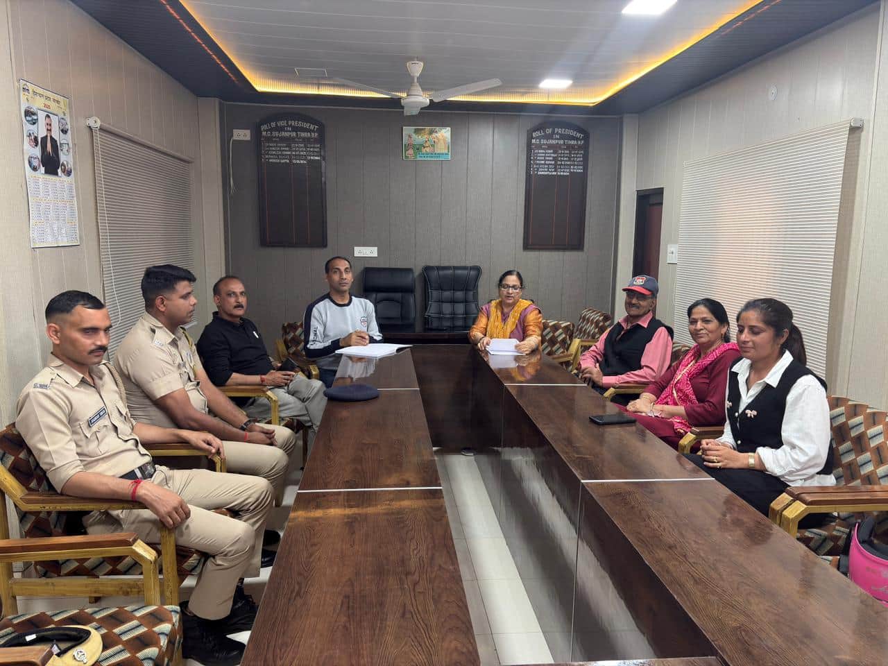 नशा निवारण समिति सुजानपुर बैठक के दौरान चर्चा करते हुए। स्रोत : जागरूक पाठक