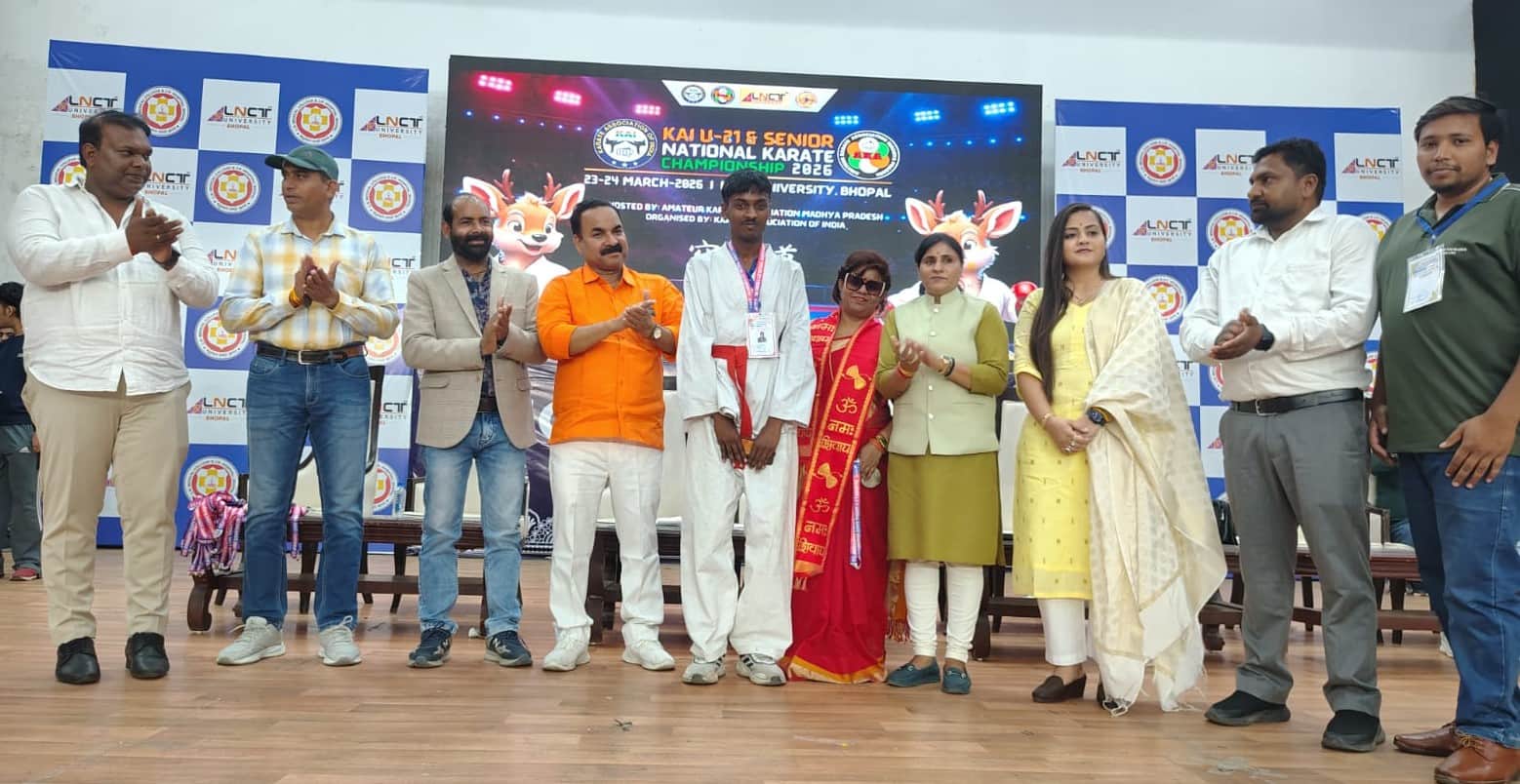 नेशनल कराटे प्रतियोगिता के स्वर्ण पदक विजेता राज वर्मा के साथ आयोजक व कोच। स्वयं