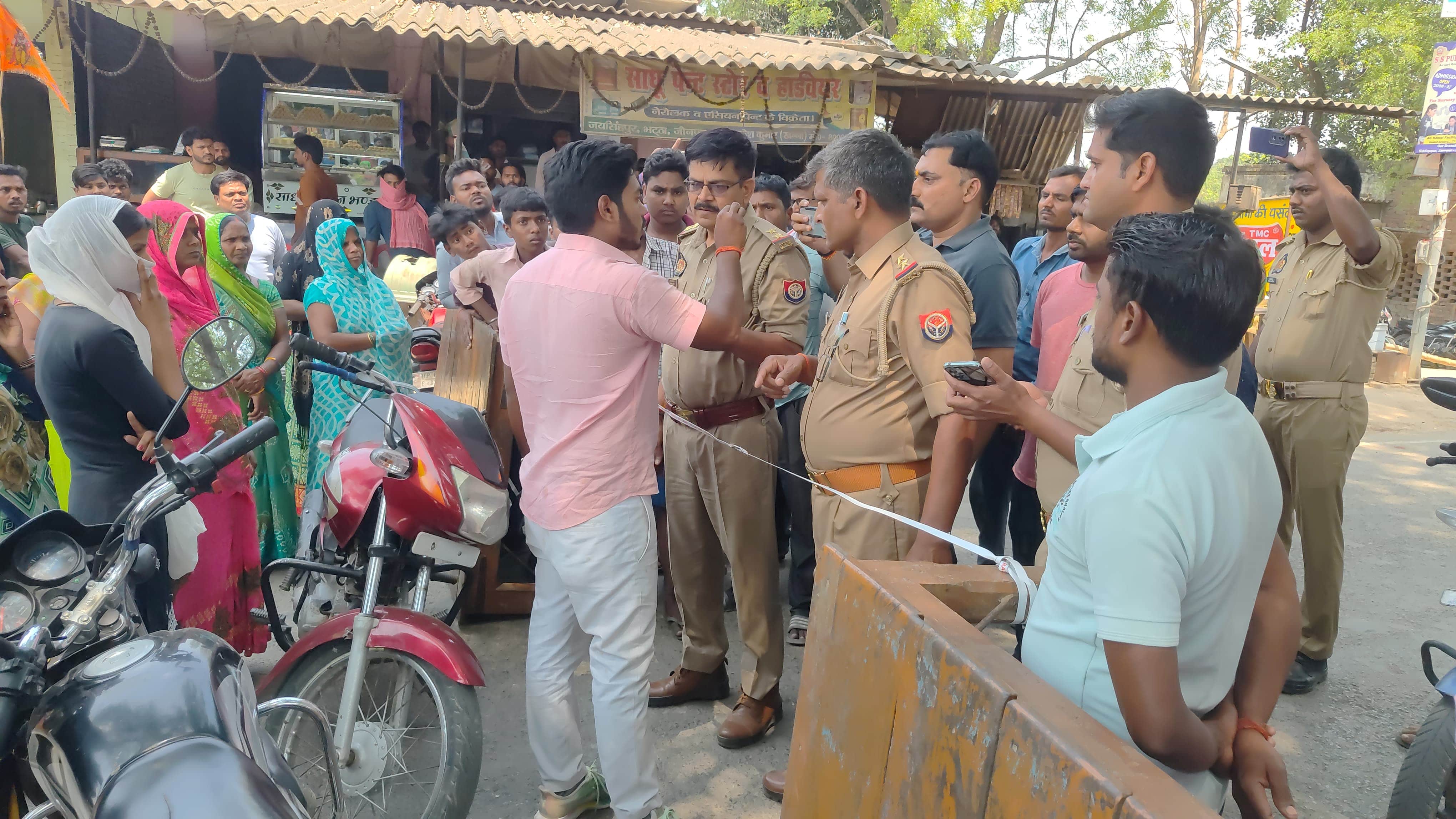 नेवढ़िया क्षेत्र के जयसिंहपुर बाजार में बाबतपुर- जमालापुर मार्ग पर चक्का जाम करते युवती के परिज