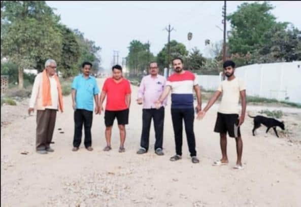 औद्योगिक क्षेत्र सतहरिया में आधी अधूरी बनी सड़क को दिखाते हुए कॉलोनीवासी। स्रोत-संवाद