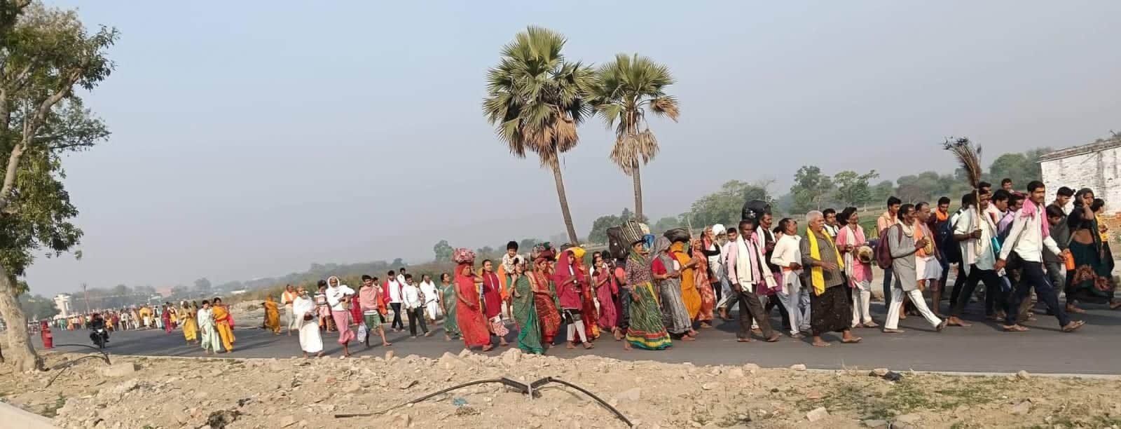 पंचकोसी परिक्रमा करते श्रद्धालु।