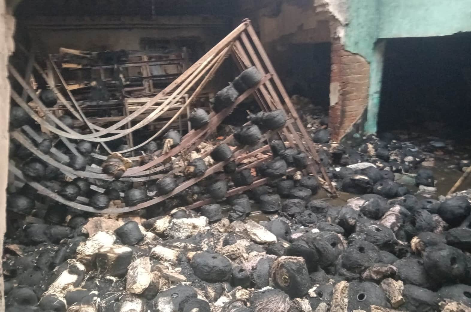 पिलखुवा के मोहल्ला कृष्णगंज नई आबादी स्थित एक फैक्टरी के अंदर आग लगने से जला सामान। संवाद