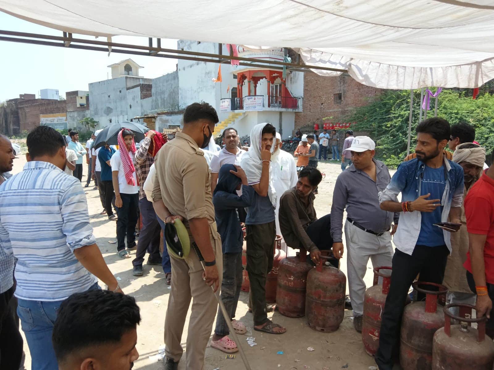 पुलिस के पहरे में लगी उपभोक्ताओं की लाइन। संवाद