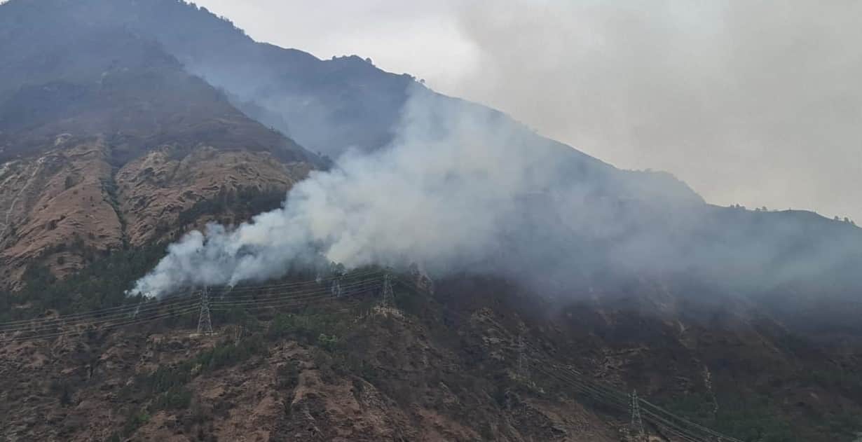 पीपलकोटी के समीप हाट गांव के जंगल में लगी आग। संवाद