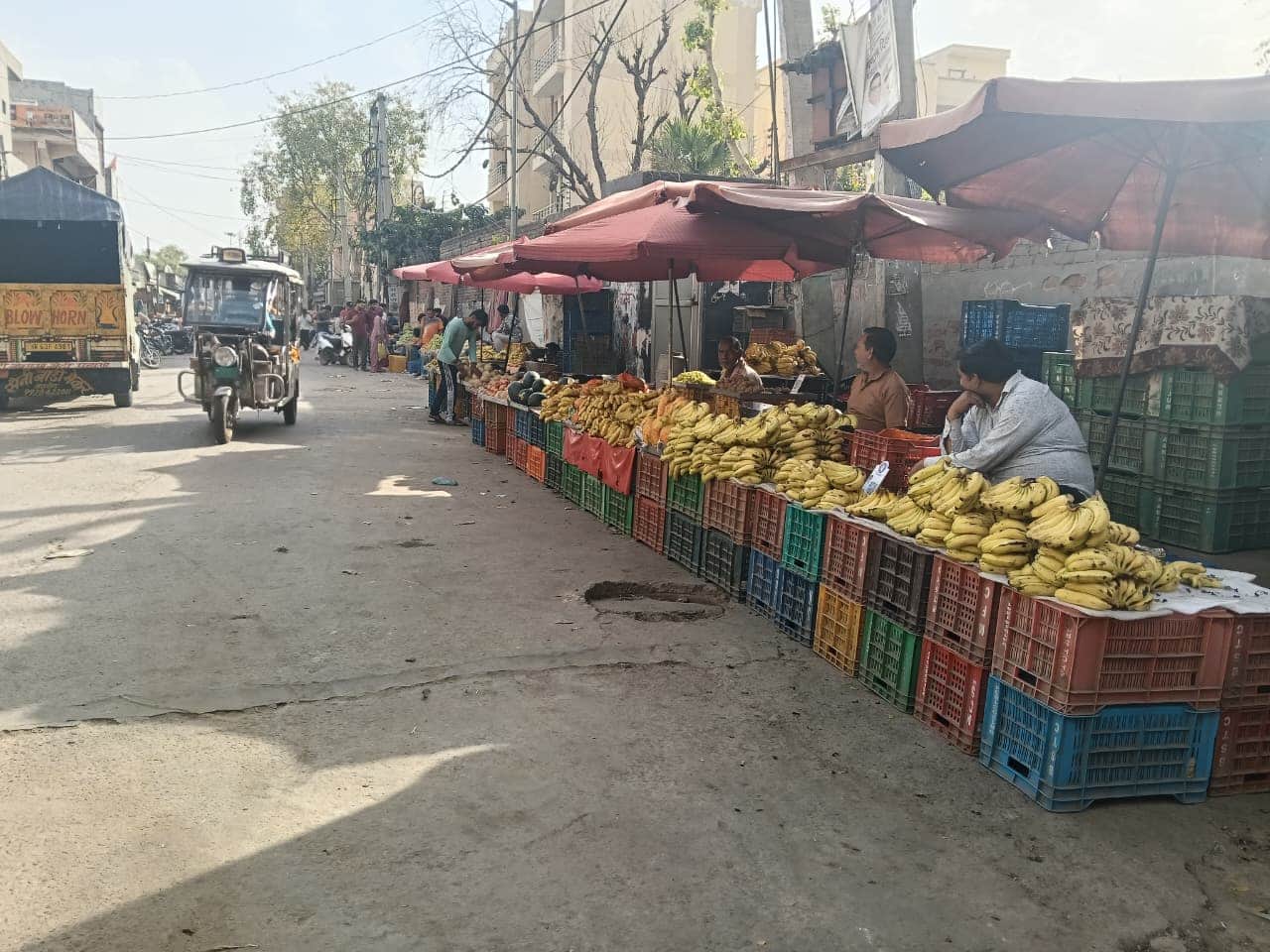 पुरानी अनाज मंडी के बाहर सड़क पर सामान रख बिक्री करते दुकानदार। 