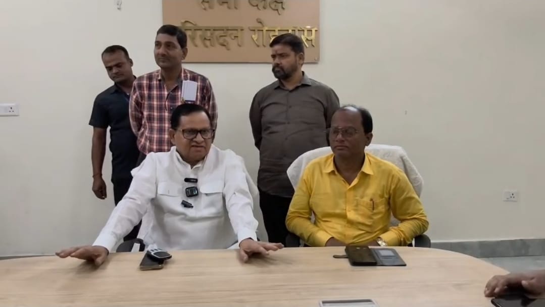 प्रेस वार्ता के दौरान सभापति अवधेश नारायण सिंह