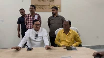 प्रेस वार्ता के दौरान सभापति अवधेश नारायण सिंह