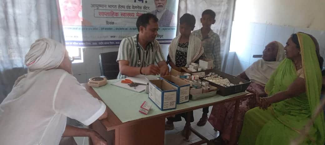 प्राथमिक स्वास्थ्य केंद्र गहमर पर आयोजित मुख्यमंत्री जन आरोग्य मेले में मरीज से जानकारी के बाद 