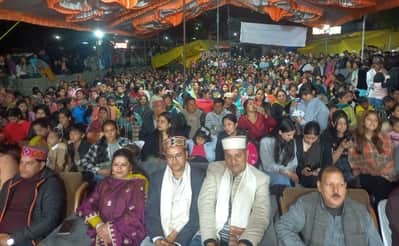 पतलीकूहल में रामनवमी मेले में सांस्कृतिक संध्या लुत्फ उठाते दर्शक।-संवाद