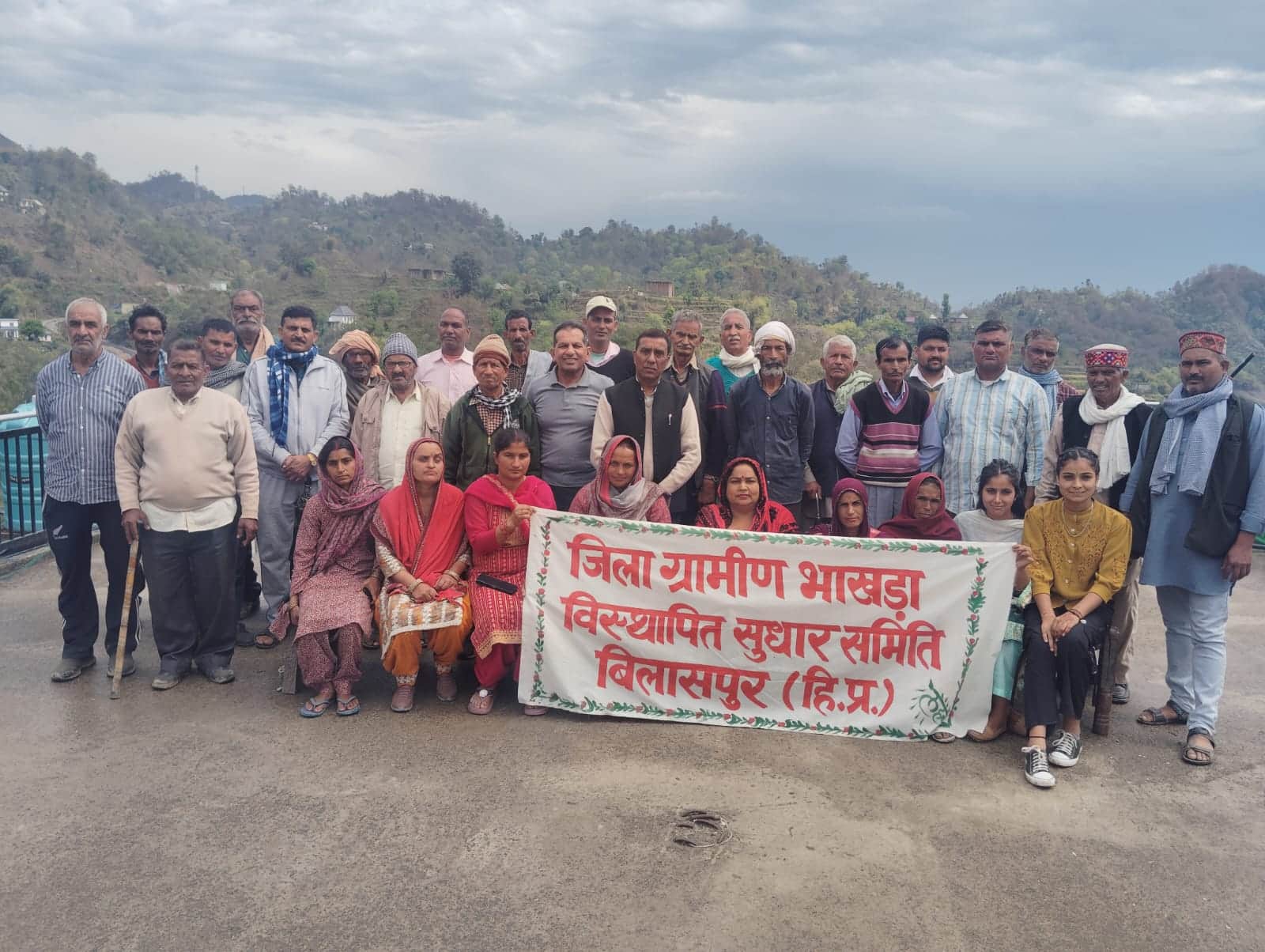 प्यूगली में आयोजित जिला ग्रामीण भाखड़ा विस्थापित सुधार समिति की बैठक में मौजूद सदस्य। स्रोत: सम