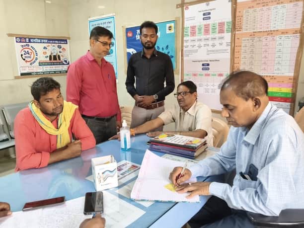 रॉबर्ट्सगंज नगरीय प्राथमिक स्वास्थ्य केंद्र में मुख्यमंत्री जन आरोग्य मेला में उपचार करते चिकित