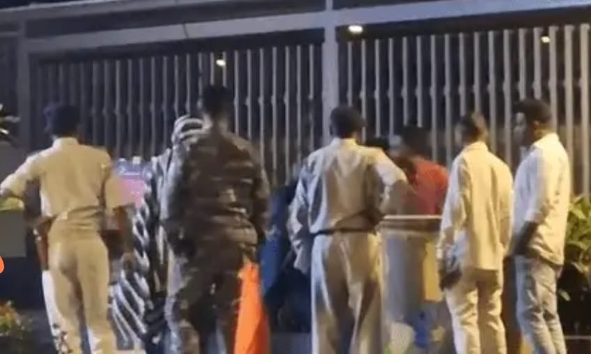 रेड करने पहुंची पुलिस