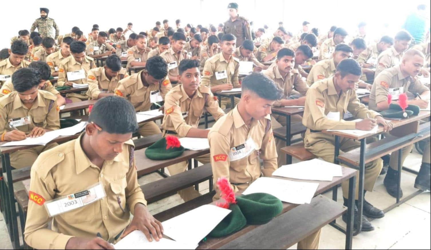 रघुकुल विद्या पीठ में परीक्षा देते एनसीसी के छात्र। -स्रोत: विद्यालय