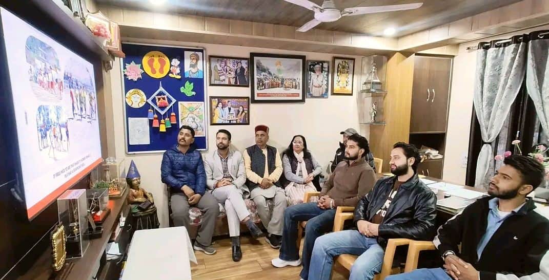 रामपुर में भाजपा पदाधिकारी और कार्यकर्ता प्रधानमंत्री नरेंद्र मोदी के मन की बात कार्यक्रम सुनते