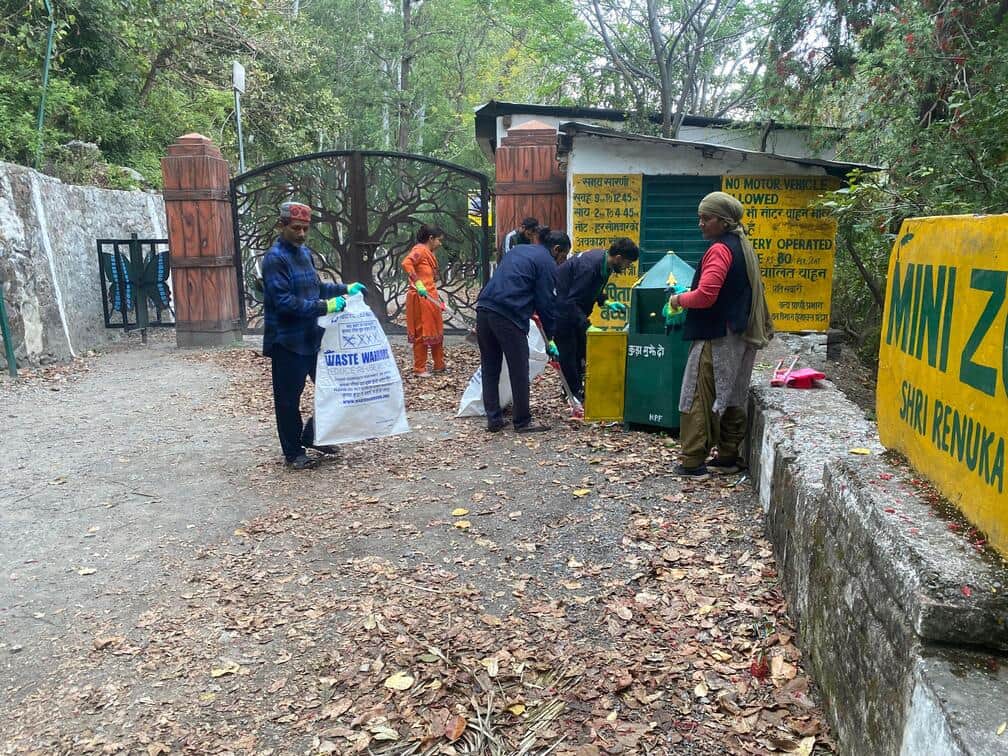 रेणुका जी में सूख कचरा एकत्रित करते वेस्ट वॉरियर्स और रेणुका सेवा समिति से जुड़े लोग।