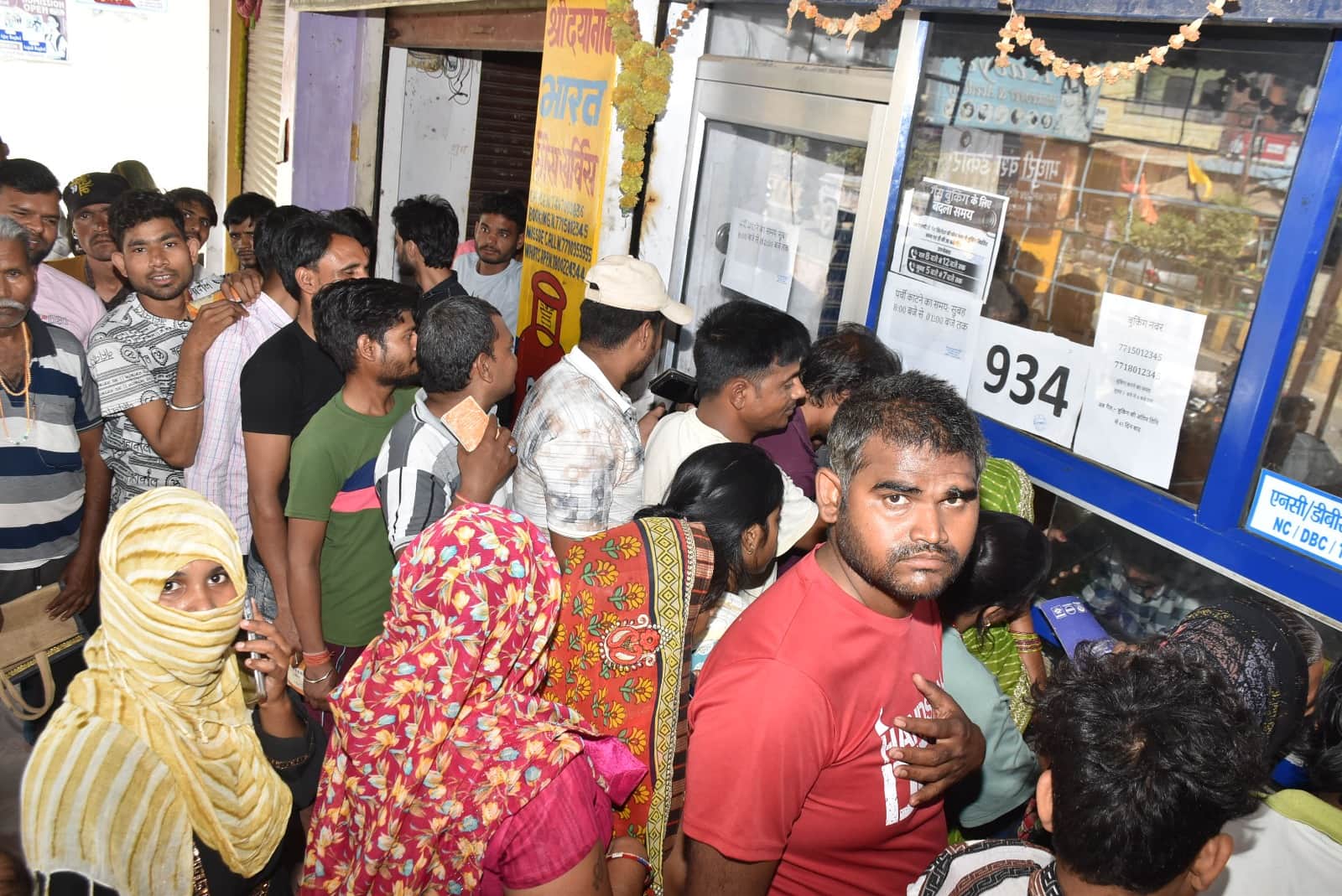 रसोई गैस एजेंसी पर लगी उपभोक्ताओं की कतार। संवाद