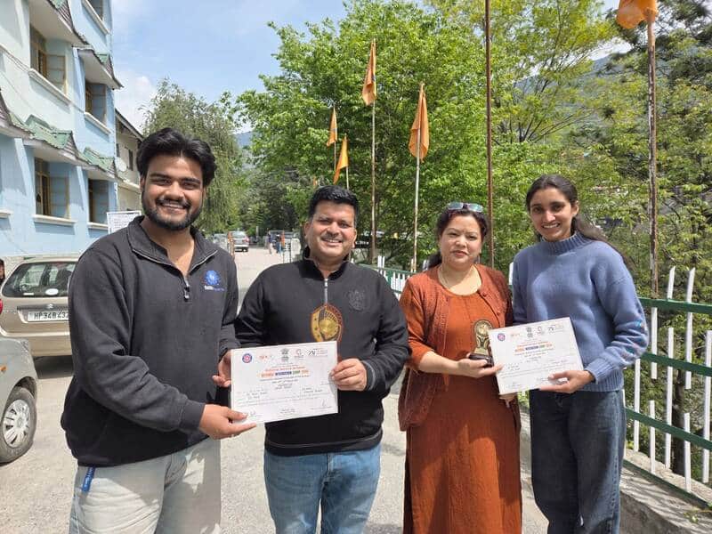 राष्ट्रीय एकता शिविर से लौटे कुल्लू कॉलेज के स्वंयसेवी प्रमाण पत्र के साथ।-कालेज प्रबंधन।