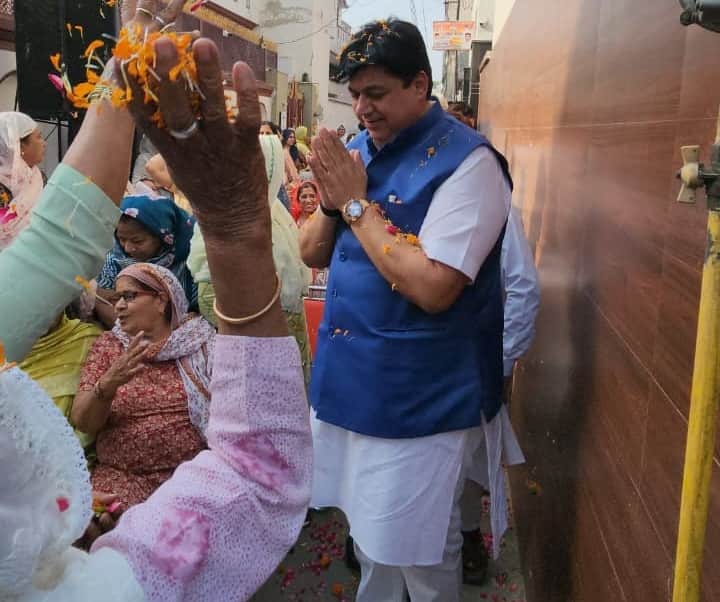 सभा में पहुंचे कांग्रेस जिला अध्यक्ष कमल दिवान का फूलों की वर्षा कर स्वागत करते लोग। स्राेत : प