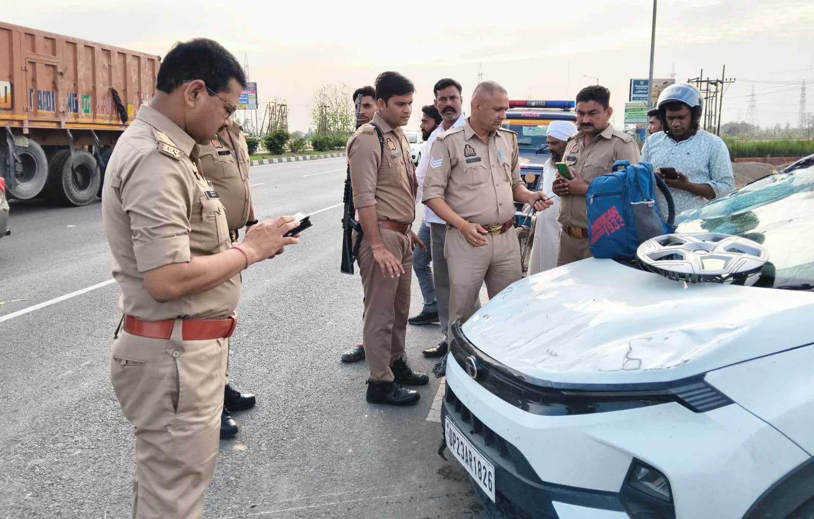 सिंभावली क्षेत्र में हादसे के बाद जांच करती पुलिस। संवाद