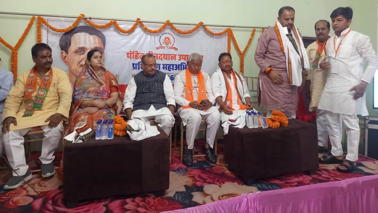 सगड़ी के अजमतगढ़ में पंडित दीनदयाल उपाध्याय वर्ग दो दिवसीय महाअभियान प्रशिक्षण में भाग लेते भाज